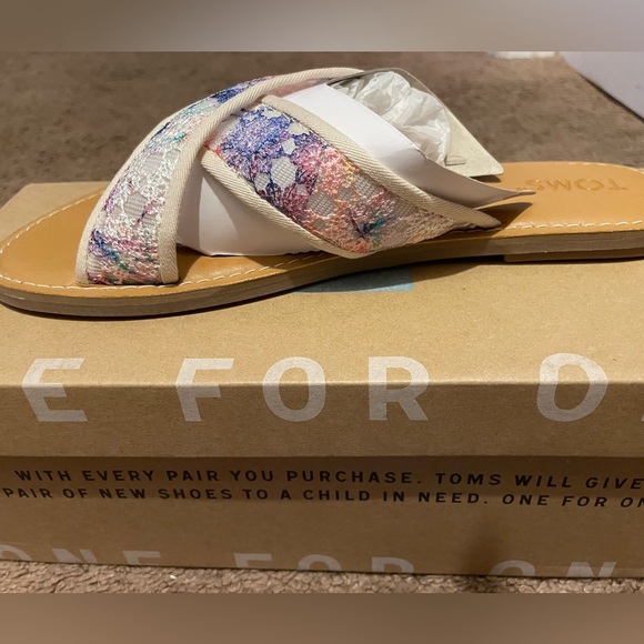 🌟🌟New in box🌟🌟Toms women’s sandals size 9…cute cute shoes!! - Picture 2 of 3